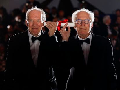 Jean-Pierre Dardenne y Luc Dardenne, con el premio ganado el pasado mayo en Cannes de 'Tori y Lokita'.