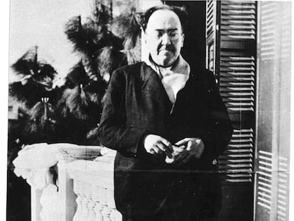 El poeta Antonio Machado, en la terraza de Villa Amparo, en Rocafort (Valencia), poco antes de trasladarse a Barcelona en abril de 1938.