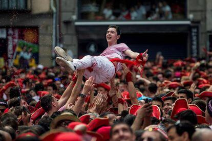 Miles de personas celebran el comienzo de las fiestas de San Fermín en Pamplona.