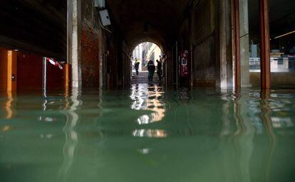 Una calle inundada de Venecia (Italia), este viernes.