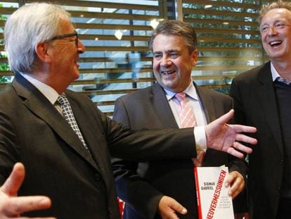 Juncker bromea con Gabriel (en el centro) durante la presentación del libro del ministro alemán.