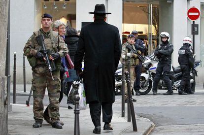 Polic&iacute;as y soldados franceses, durante una operaci&oacute;n de vigilancia, este lunes en el barrio jud&iacute;o de Par&iacute;s. 
