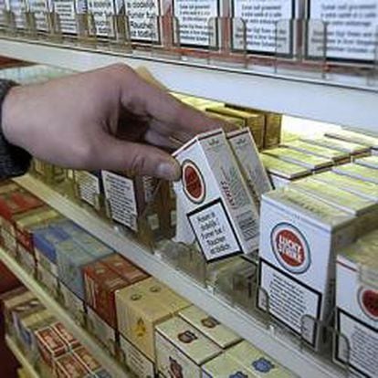 Philip Morris acentúa la guerra del tabaco y baja precios de nuevo