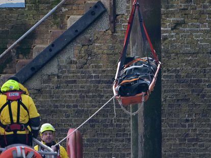 Un cadáver es transportado desde un barco de la Marina Real al Puerto de Dover, tras el naufragio de este miércoles.