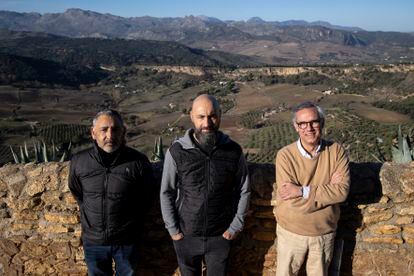 Juan Clavero, on the right, Benito Gómez, in the center, and Flavio Salesi, on the left, in front of the land where the construction of photovoltaic panels is planned. 