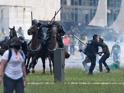 Policía y bolsonaristas se enfrentan a las afueras del Palacio de Planalto, en Brasilia, el pasado 8 de enero.
