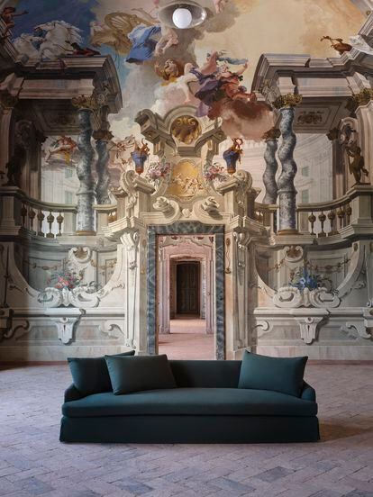 El sofá negro de lino es una de las estrellas de la colección de Van Duysen para Zara Home. Aquí ha sido retratado en un palacete de Milán. Es el producto más caro de la colección: tarda tres semanas en ser fabricado y tiene un precio de 4.500 euros.