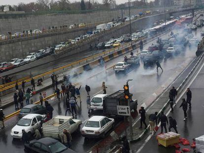 Protestas en una autopista de Teherán.