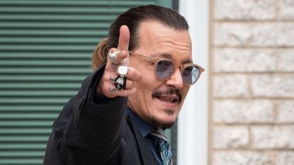 El actor Johnny Depp hace un gesto a sus seguidores en el exterior del juzgado de Fairfax, en uno de los días del juicio por su demanda contra Amber Heard.
