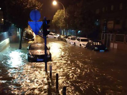 Una calle de Alicante, desbordada por las fuertes lluvias caidas de noche.