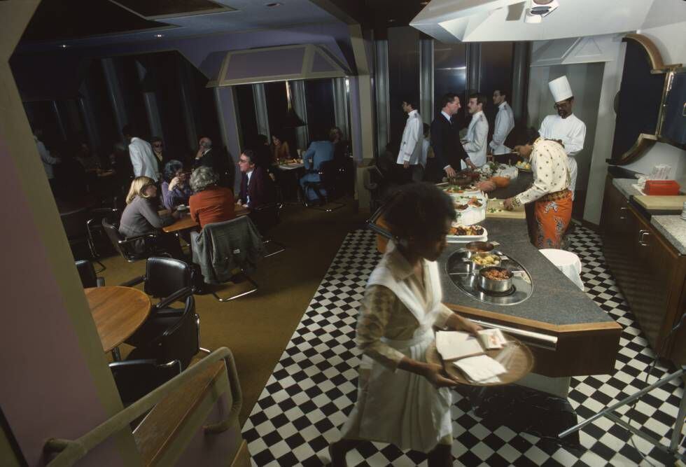 Cocina y parte del comedor del restaurante en enero de 1977. 