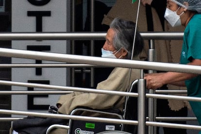 Alberto Fujimori llega a una clínica de Lima, este lunes.