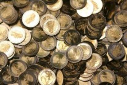 En la imagen, monedas de dos euros recién acuñadas en el Staatliche Muenze en Berlín (Alemania).