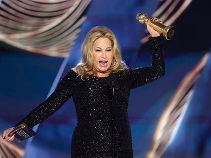 Jennifer Coolidge, durante su agradecimiento del Globo de Oro a la mejor actriz de reparto en miniserie por 'The White Lotus'.