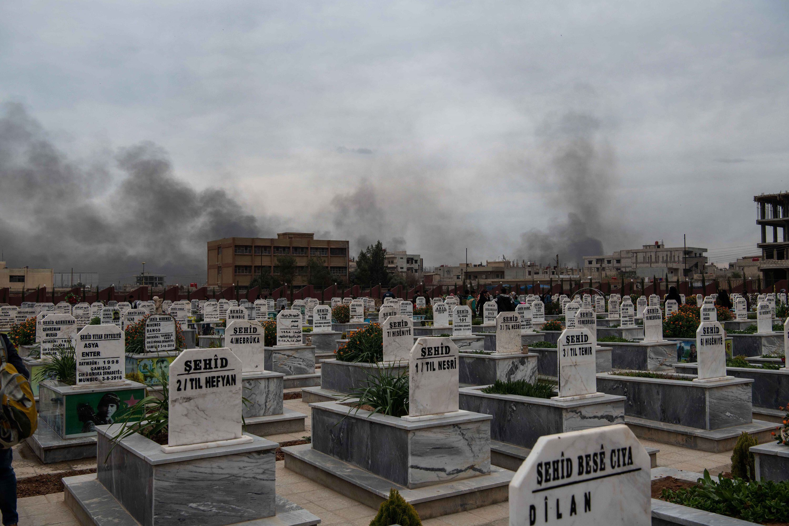Más de 11.000 milicianos de las Fuerzas Democráticas Sirias (FDS) han muerto en el lustro de lucha contra el ISIS en el norte y noreste de Siria enterrados en cementerios para “los mártires” como este de Qamishli.