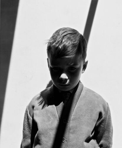 'Retrato de Gabriel con sombra'. Madrid, 1957. Cualladó retrató el mundo que le rodeaba, como a su hijo Gabriel.