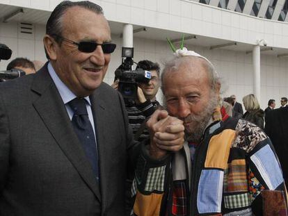 Carlos Fabra y el escultor Ripollés el día de la inauguración del aeropuerto de Castellón.