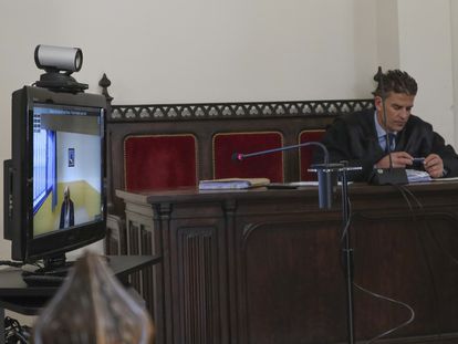 El alcalde de Castroverde de Campos (Zamora), Cecilio Lera (izquierda), sigue por videoconferencia desde la cárcel el juicio al que ha sido sometido este martes en la Audiencia Provincial de Zamora.