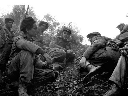 Guerrilleros en Sierra Maestra. Che Guevara (en el centro) y Fidel Castro, con gafas.