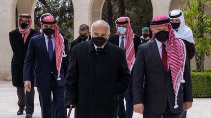 Miembros de la familia real hachemí, el domingo en un acto en Amán. En primera fila, a la derecha, el rey Abdalá II. En la segunda, en el centro, el príncipe Hamzah.