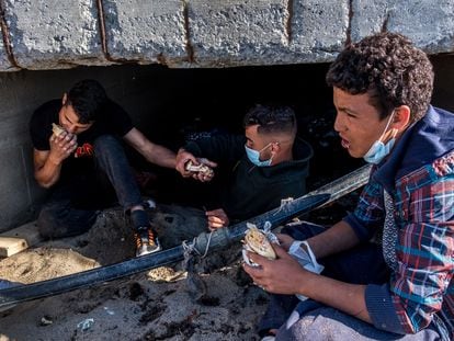 Migrantes sin hogar se ocultan de la policía en un sumidero de aguas residuales tras cruzar la frontera de Ceuta desde Marruecos, el pasado 23 de mayo.