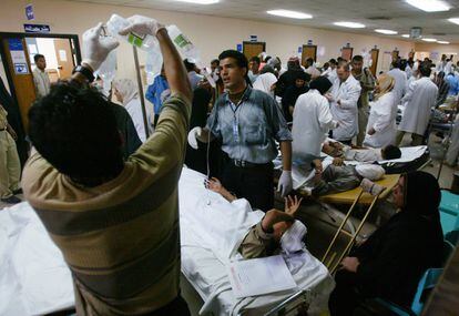 Decenas de iraquíes son asistidos en un hospital de Bagdad tras la explosión de un coche bomba en septiembre de 2015.