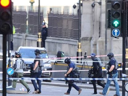 La policia travessa la zona acordonada aquest dimecres al Pont de Westminster, a Londres.