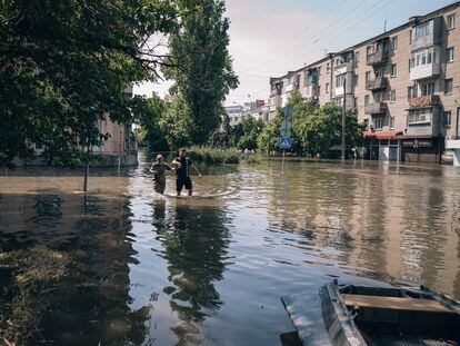 Inundaciones en Jersón, en el sur de Ucrania, tras la destrucción de la presa de Kajovka en junio de 2023.