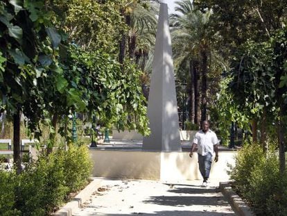 Una de las fuentes remodeladas criticadas por los vecinos en la gran vía de Fernando El Católico de Valencia, ayer a mediodía.