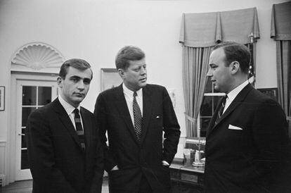 The president of the United States, John F. Kennedy, in a meeting at the White House with the Australian editors Rupert Murdoch (on his left) and Zell Rabin, on December 1, 1961. 