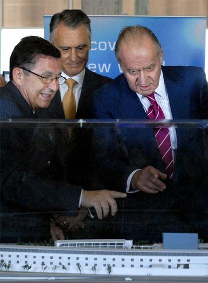 Jesús Rivas, Cavaco Silva y el Rey observan una maqueta del INL.