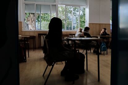 Con ventanas abiertas y temperaturas bajas es difícil alcanzar el confort térmico necesario para trabajar en el aula.