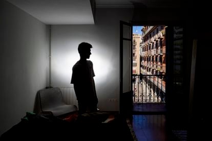 Un inquilino que comparte piso en el centro de Barcelona y que tiene dificultades para encontrar un nuevo alquiler.