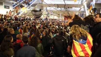 Cortes en la estación del AVE de Gerona por parte de independentistas durante la huelga de este miércoles.