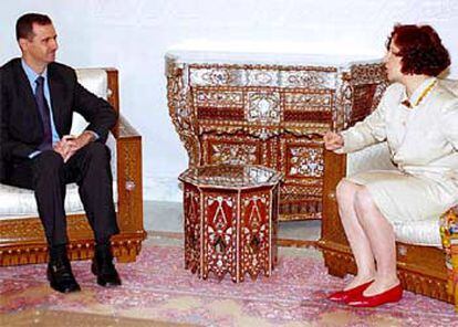 El presidente de Siria, Bachar el Asad, ayer en Damasco, con la ministra de Exteriores, Ana Palacio.