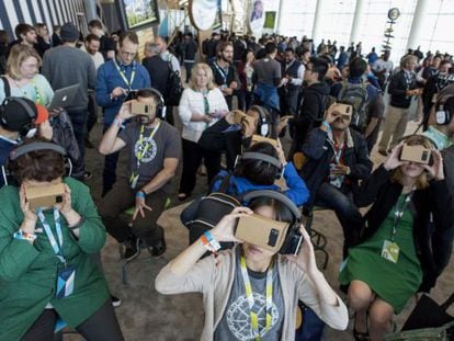 Asistentes de la conferencia de Google probando las gafas de realidad virtual de bajo coste Cardboard.
