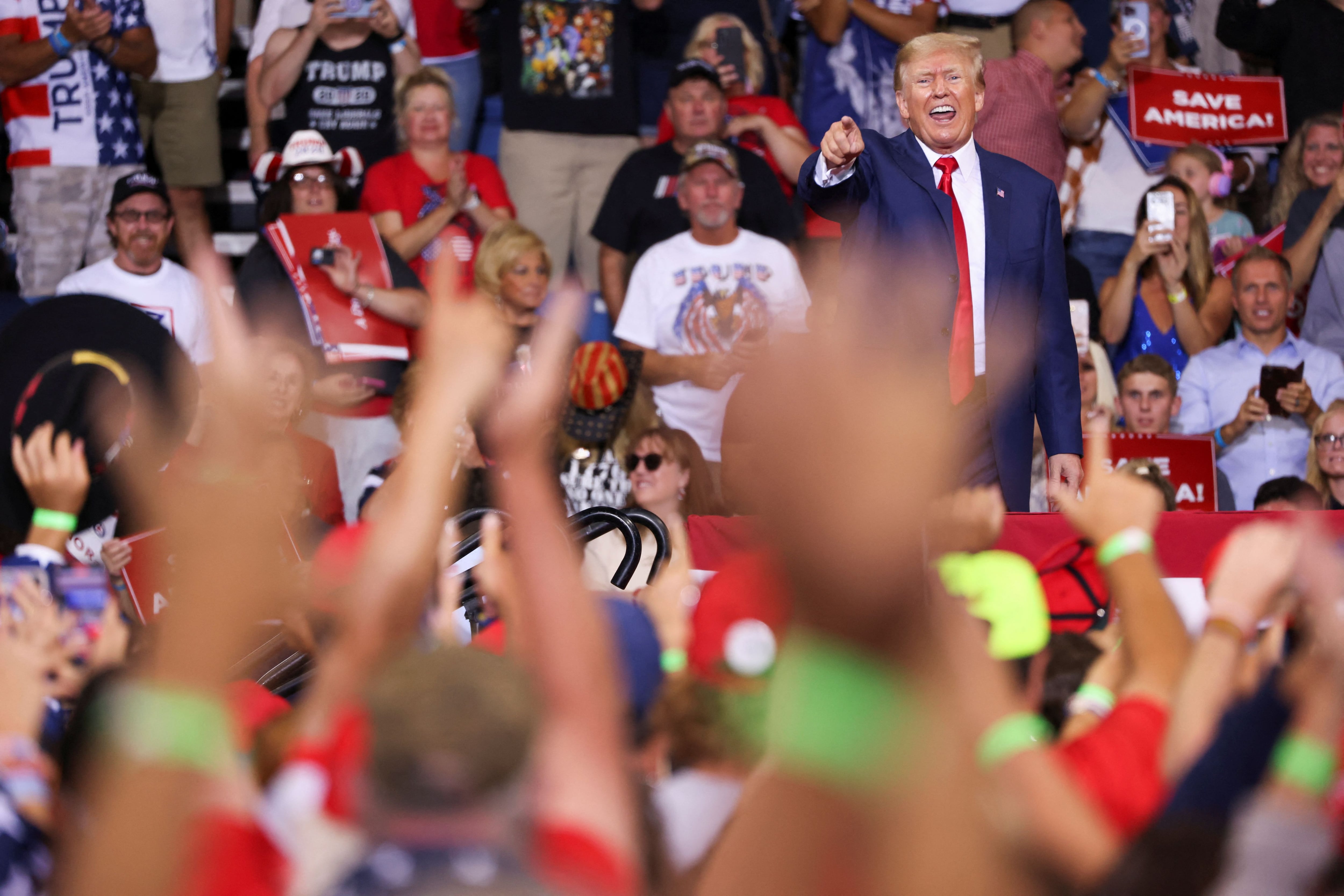 Donald Trump saluda a los asistentes durante su mitin en Wilkes-Barre (Pensilvania).