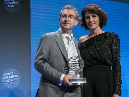 Santiago Posteguillo, guanyador del Planeta, i Ayanta Barilli, finalista.