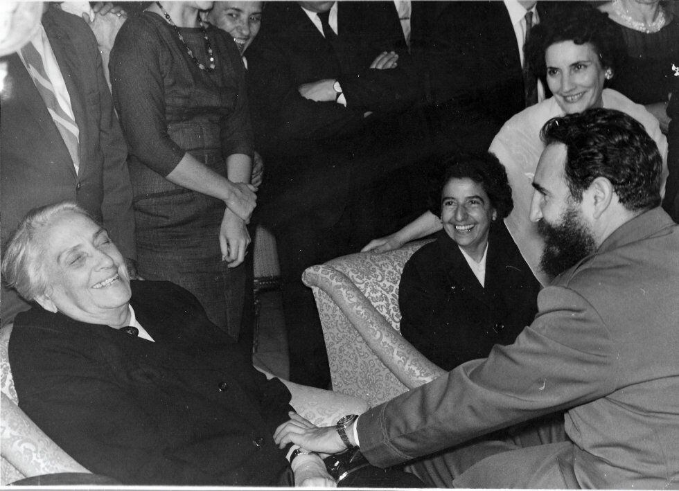 Pasionaria, junto a Fidel Castro durante su viaje a Cuba en diciembre de 1963.