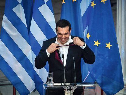 Alexis Tsipras, primer ministro de Grecia, se quita la corbata durante un reciente intervención parlamentaria.