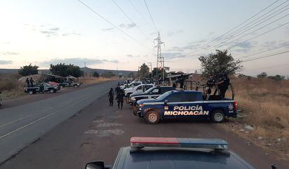 Violencia en México: Personal de la policía estatal durante un operativo en el municipio de San José Gracia, en Michoacán