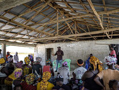 Al Haji Bunduka, de la ONG SiLNoRF, informa a vecinos del pueblo de Masethele sobre las nuevas leyes del suelo de Sierra Leona.