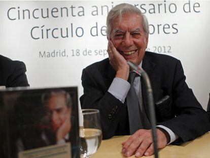 El escritor Mario Vargas Llosa durante la presentación de su obra periodística en Madrid.