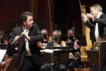 El flautista  Loïc Schneider y el director Jonathan Nott.