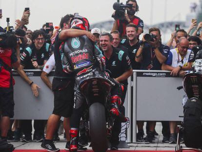 Miembros del equipo Petronas Yamaha SRT celebran la pole de Fabio Quartararo.