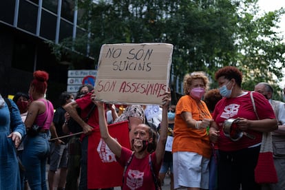 Manifestación en contra de los desahucios el verano pasado en la Delegación del Gobierno de Barcelona.