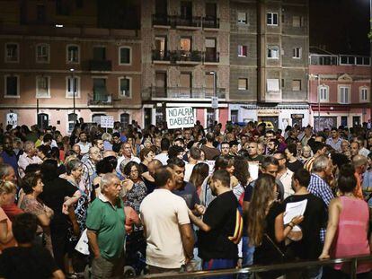 Imagen de una manifestaci&oacute;n contra los pisos tur&iacute;sticos en La Barceloneta.