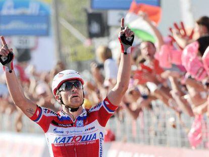  El ciclista italiano Luca Paolini levanta sus brazos tras cruzar la línea de meta.