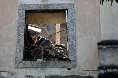 Escombros del incendio en el Museo Nacional de Brasil son vistos a través de una ventana.