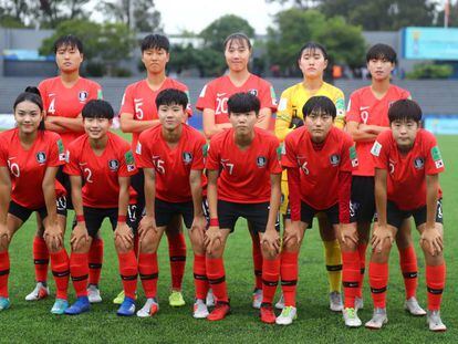 La selección coreana de fútbol femenino, antes de iniciar un partido. 
 